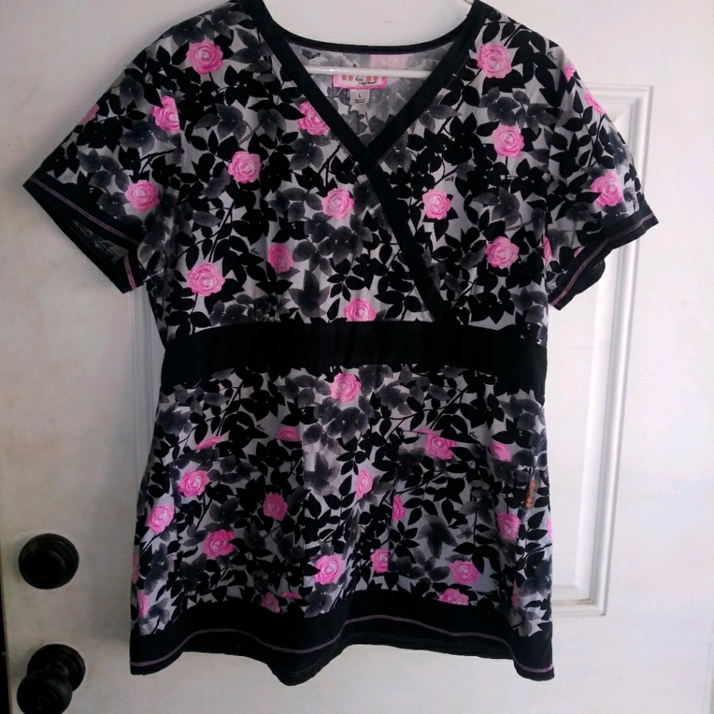 Koi - Scrunch back rose floral scrub top